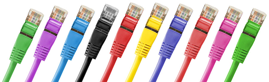 Несколько цветных Ethernet-кабелей в ряд — меньшего размера