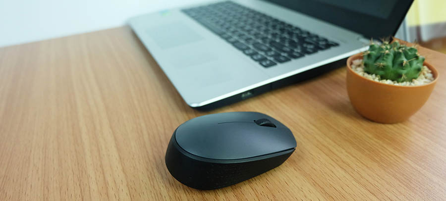 Wireless mouse with laptop or notebook computer on the desk wooden