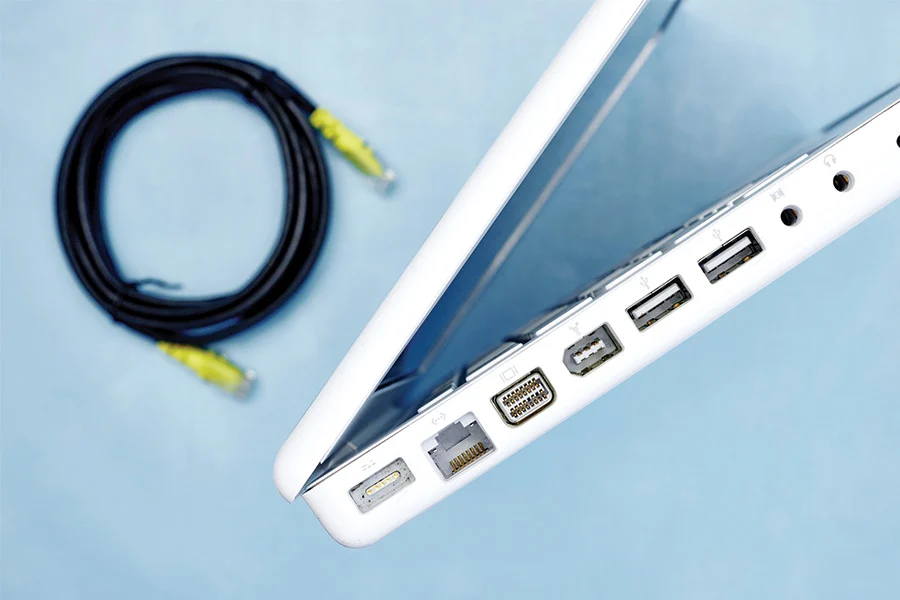  Nahaufnahme von Laptop-Ports mit Ethernet-Kabel im Hintergrund