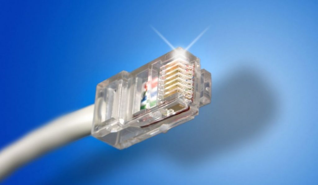 Кабель Ethernet на синем фоне