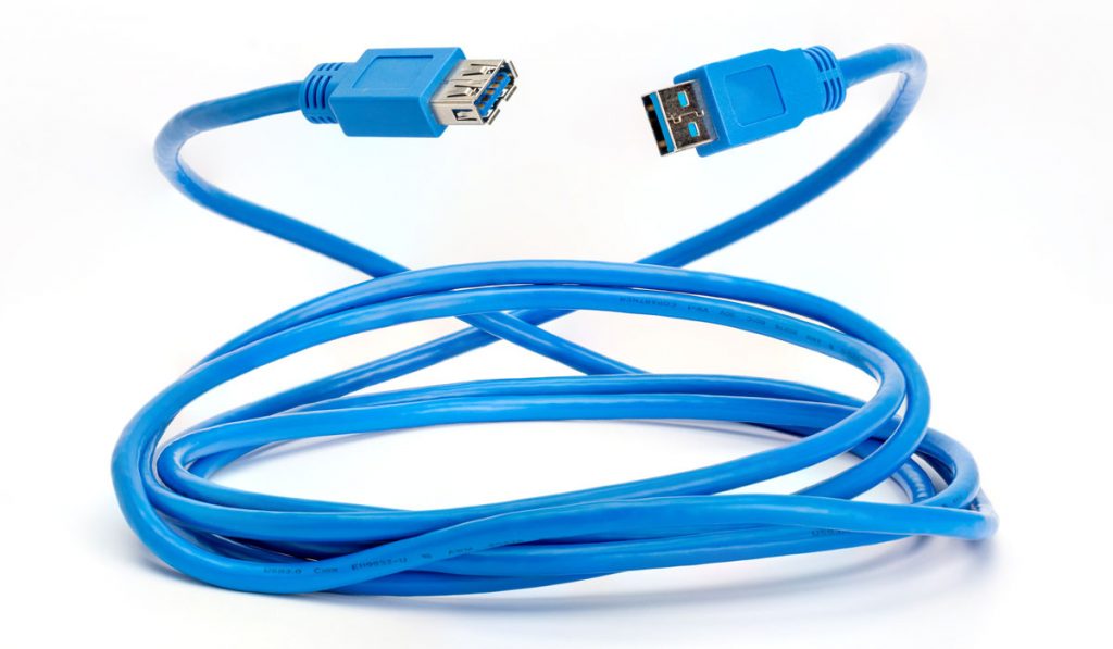 Свернутый синий удлинительный кабель USB 3.0