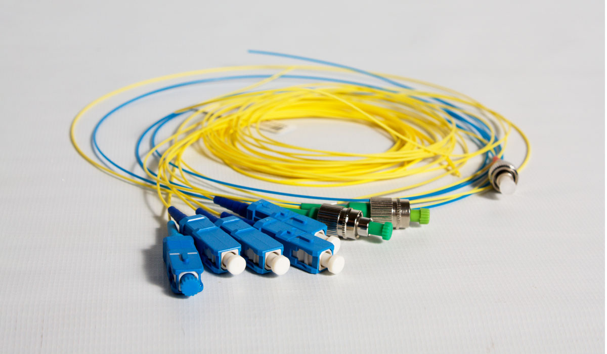 Multiple fiber optic cable pigtails