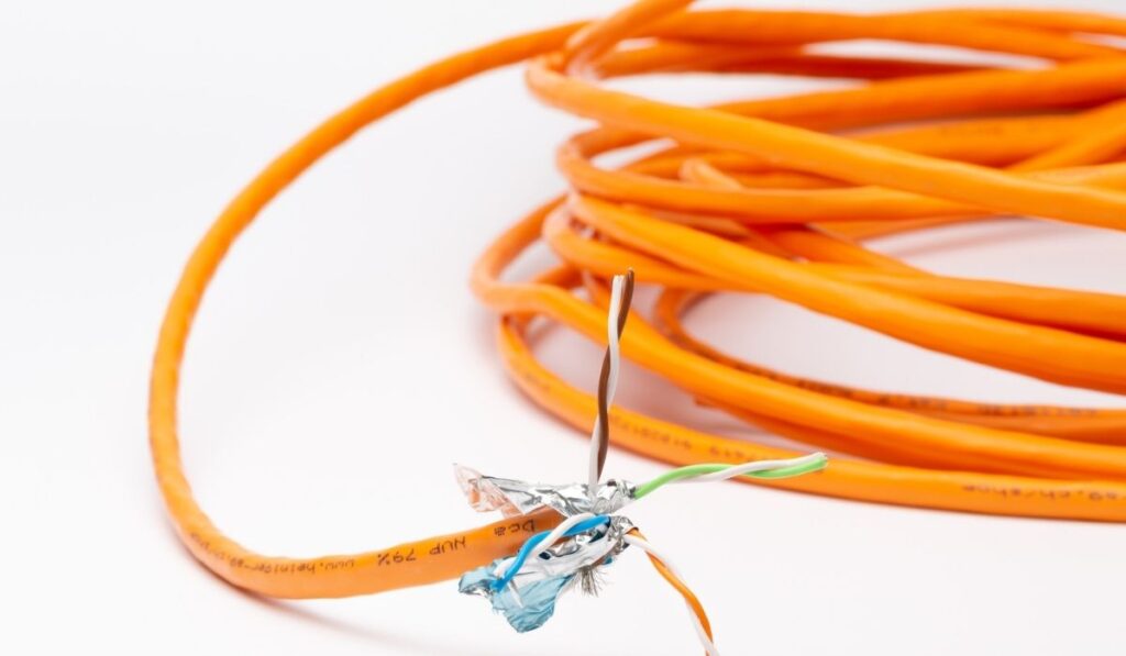 Зачищенный кабель Ethernet со скрученными проводами