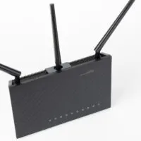 Dual-band gigabit Wi-Fi router with three antennas
