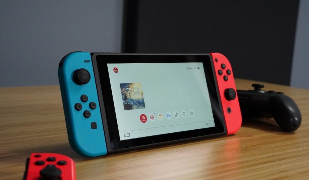 Nintendo Switch на деревянном столе — 1