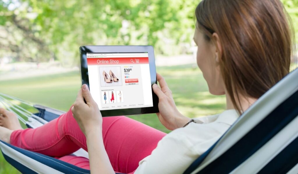 Женщина делает покупки в Интернете со своим цифровым планшетом