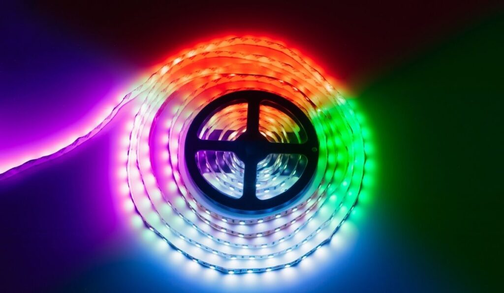 рулон многоцветной светодиодной ленты RGB