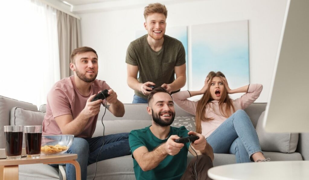 Эмоциональные друзья, играющие в видеоигры 