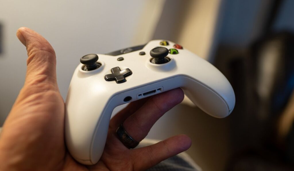 Hand is holding an xbox one controller