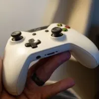 Hand is holding an xbox one controller