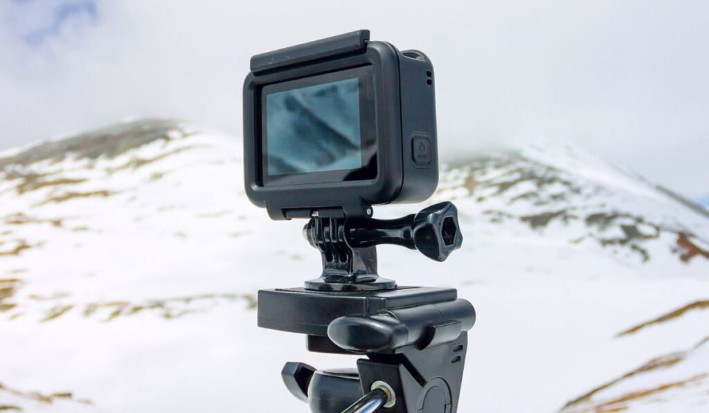 Экшн-камера стоит на штативе на фоне гор 
