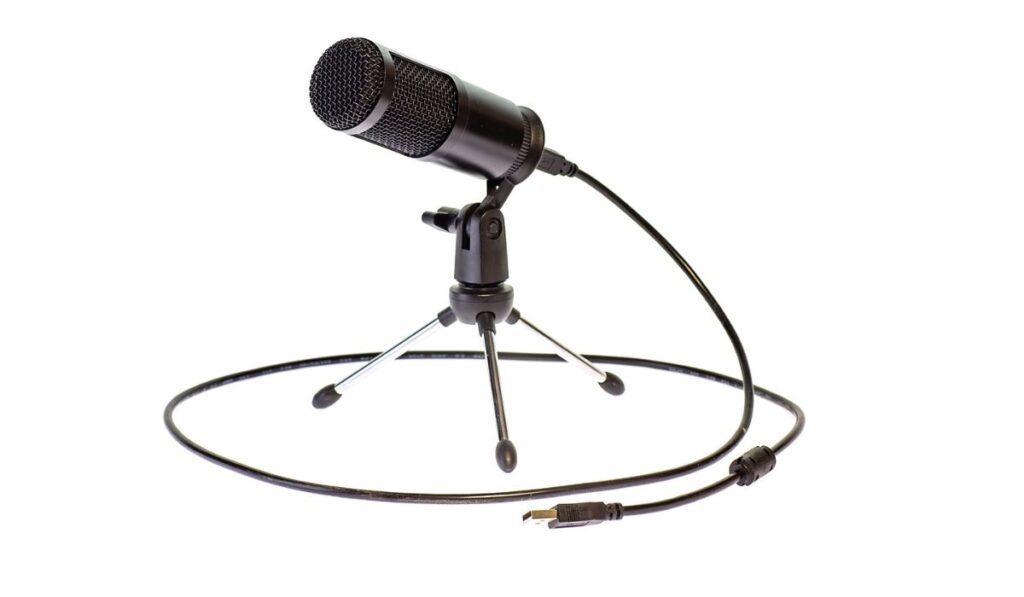 Настольный микрофон черного цвета на белом фоне