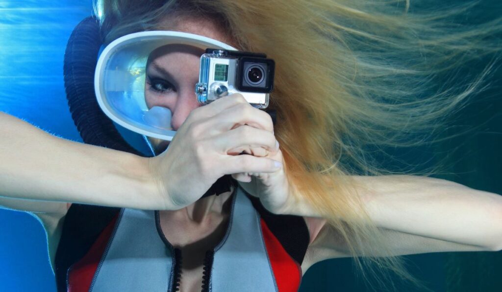 Женский аквалангист с экшн-камерой