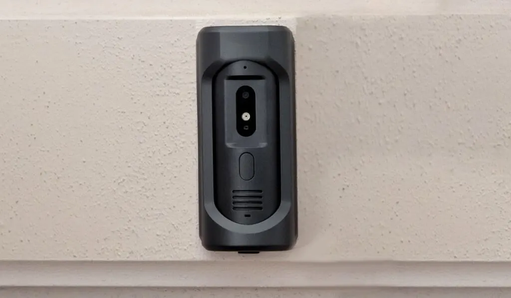 Intercom with a doorbell and video link