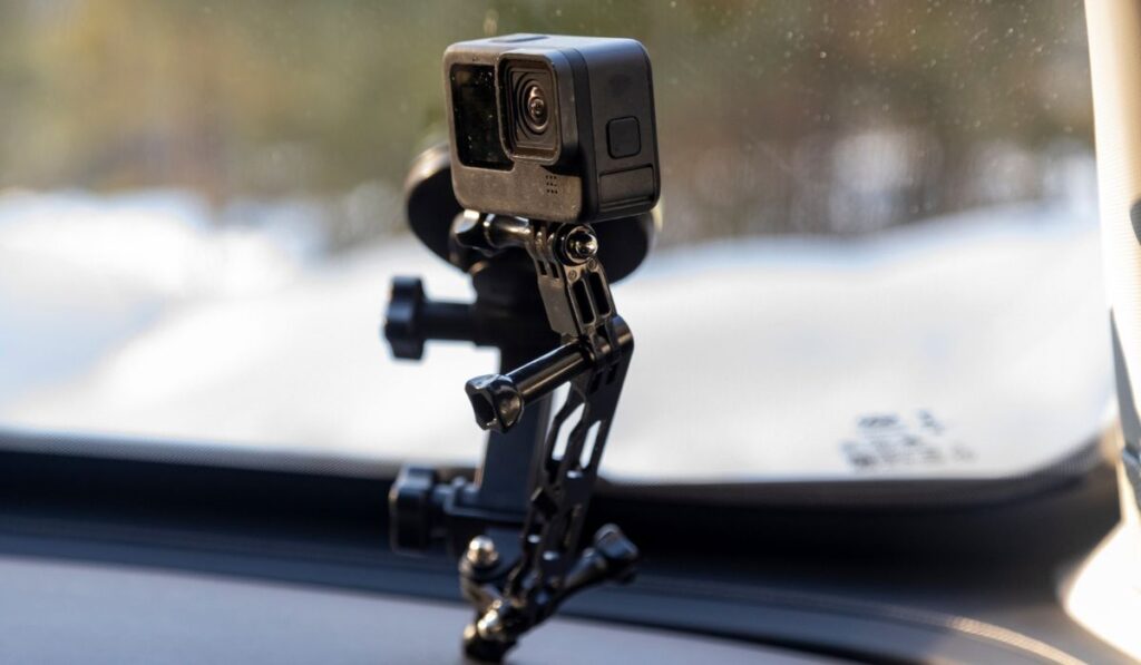 экшн-камера на креплении, прикрепленном к лобовому стеклу автомобиля