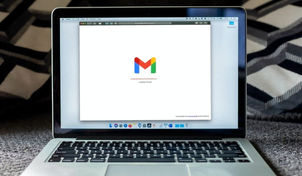 Логотип Gmail на ноутбуке 