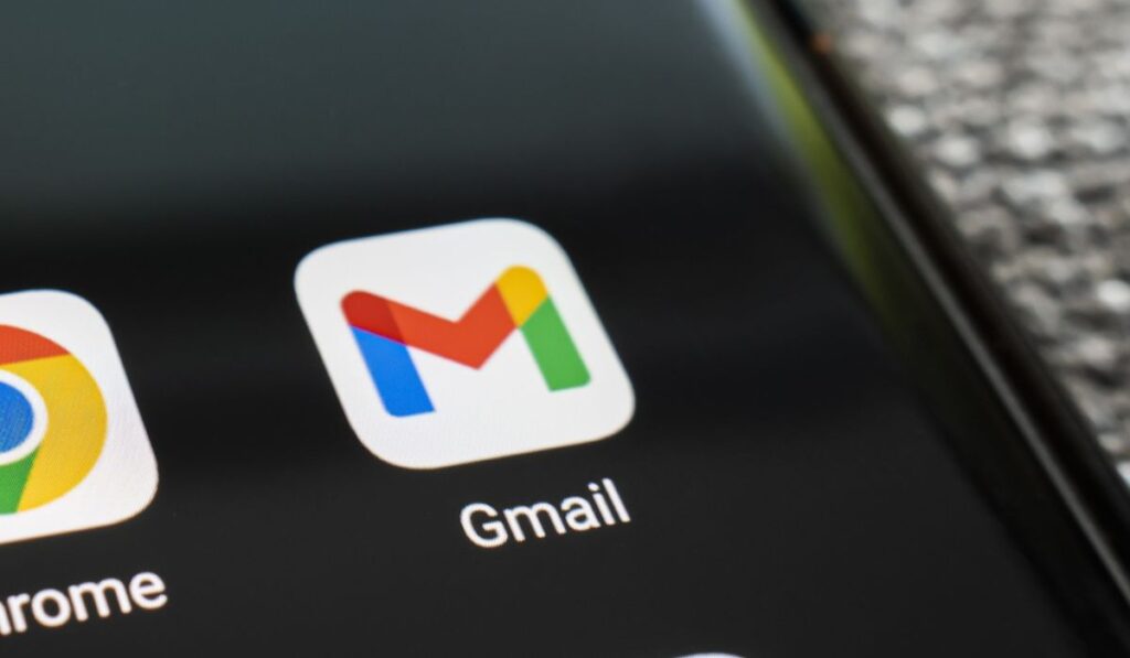 Логотип Gmail на телефоне 