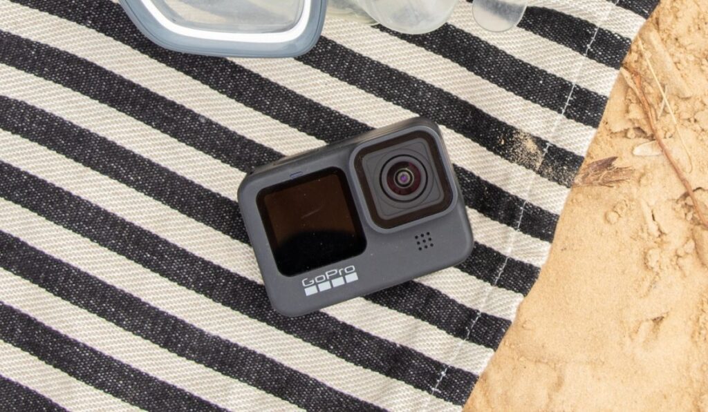 Камера GoPro HERO 9 и маска для дайвинга на пляже 