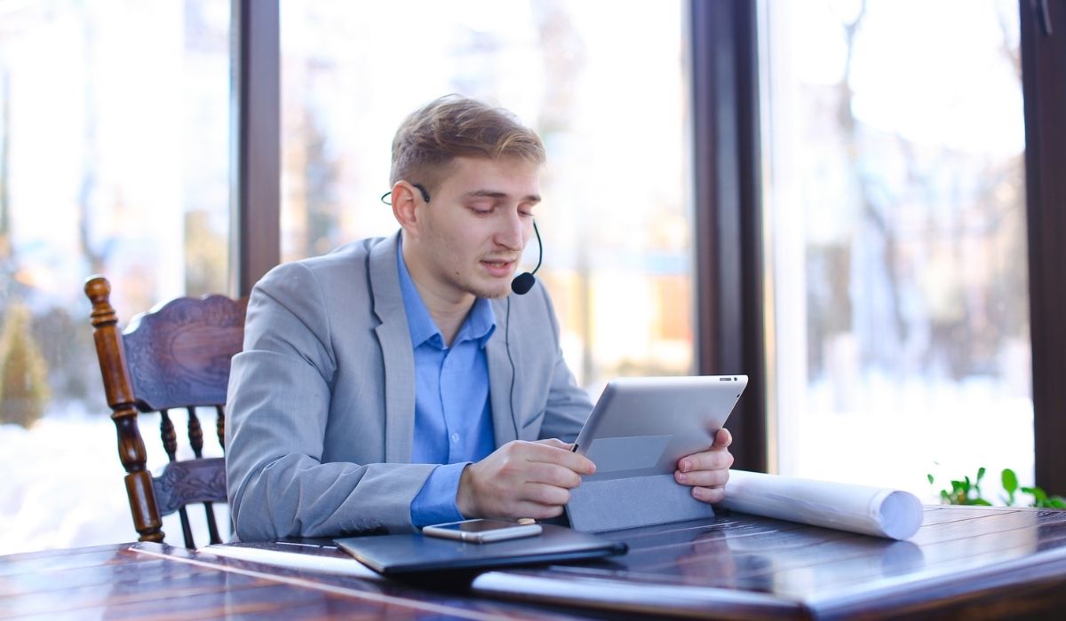 How To Connect A Microphone To An iPad Sorta Techy