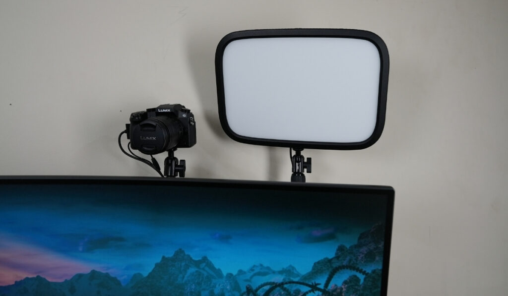 Elgato Key Light и веб-камера прикреплены к столу