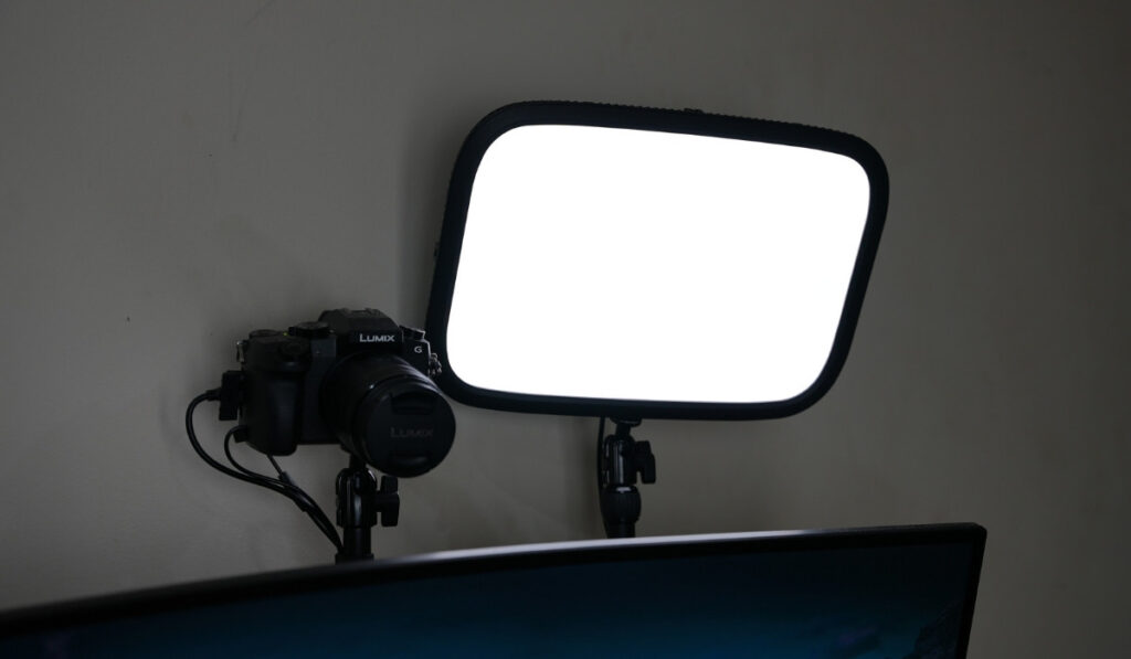 Elgato Key Light (с подсветкой) и веб-камера, прикрепленная к столу