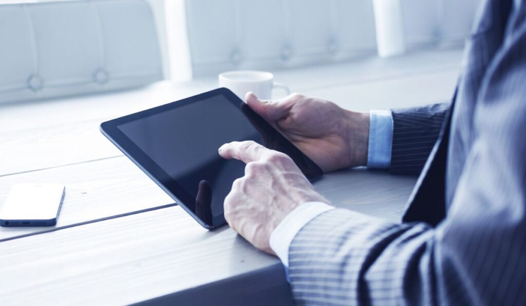 Man using tablet pc on the office 