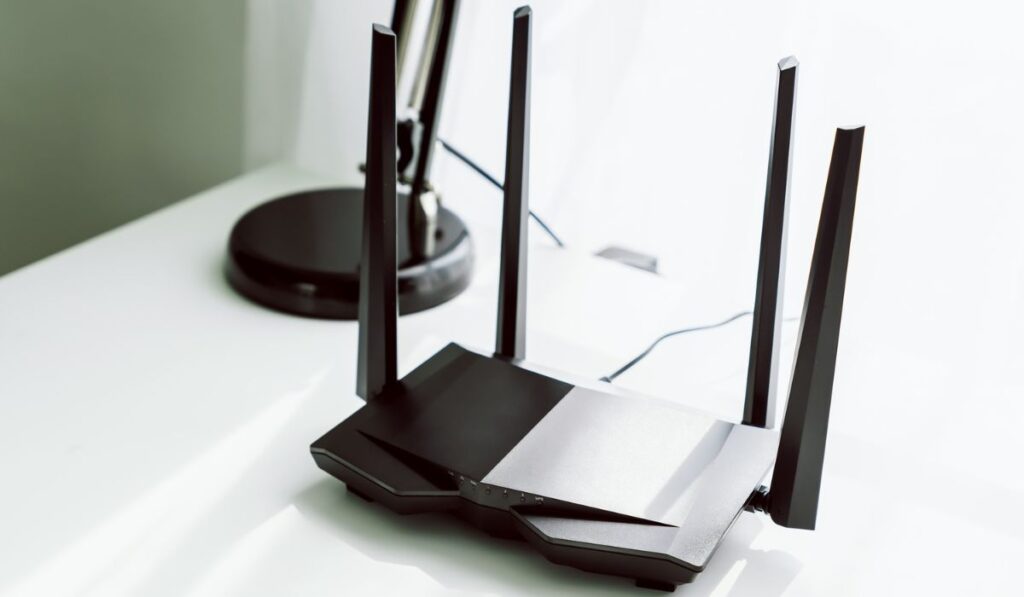 Wi-Fi и широкополосный маршрутизатор на белом столе в комнате дома