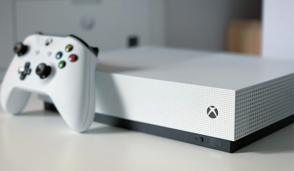 Xbox One S with white Xbox controller