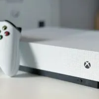 Xbox One S with white Xbox controller