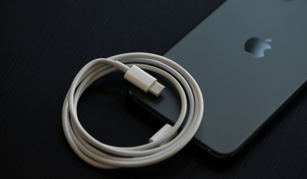 USB-C type to Lightning fast charging cable with iPhone 11 Pro Max