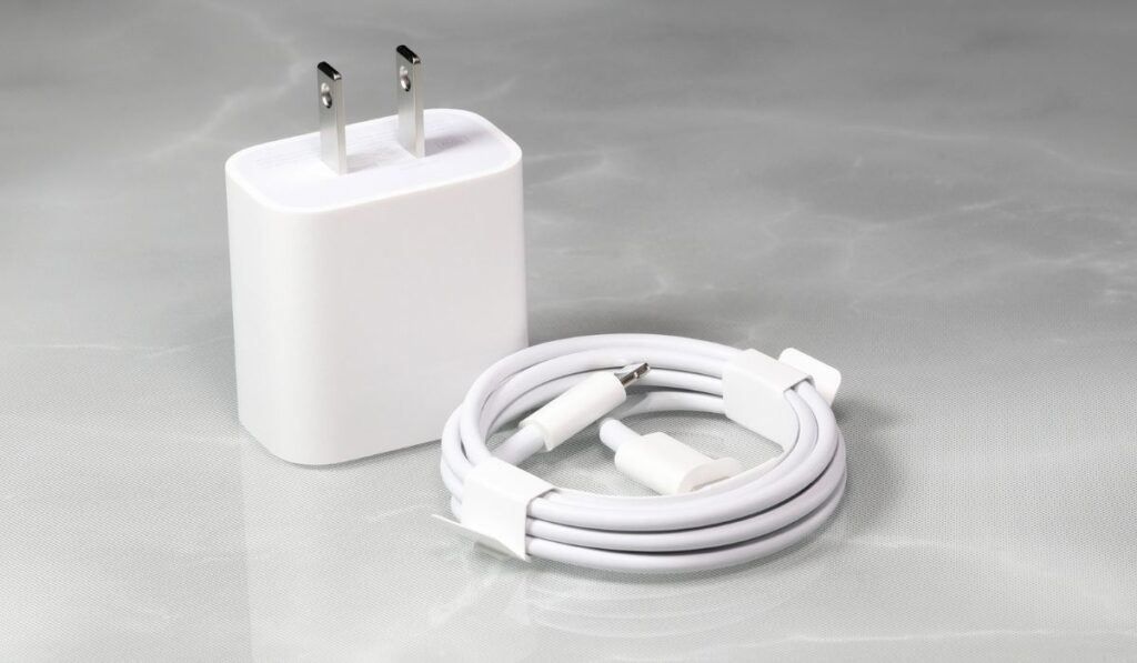 Белый адаптер зарядного устройства и белый USB-кабель