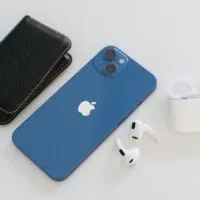 Apple iPhone 13 Blue Airpods 3