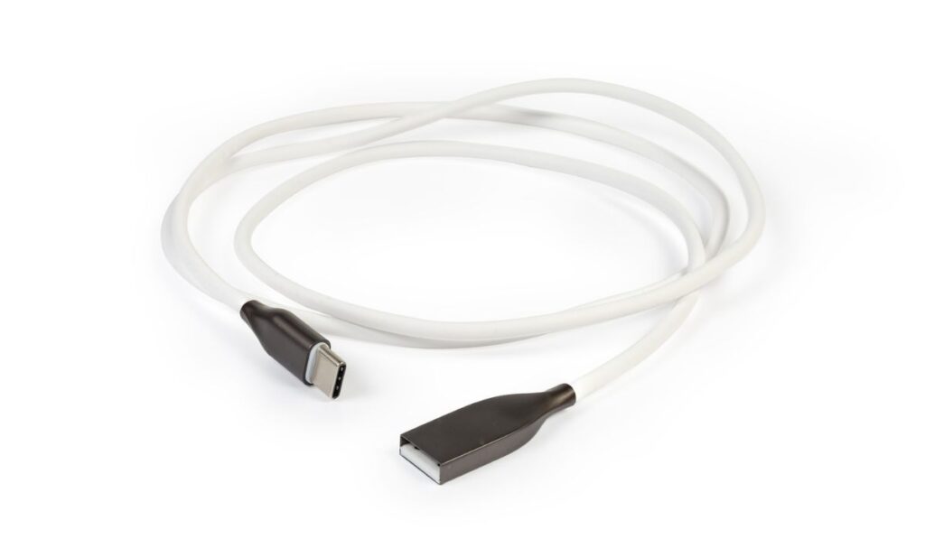 Кабель USB-A к USB-C на белом фоне