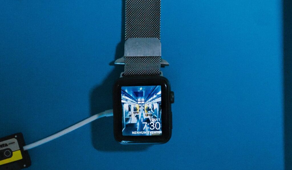 Плоская планировка Apple Watch рядом с резаком