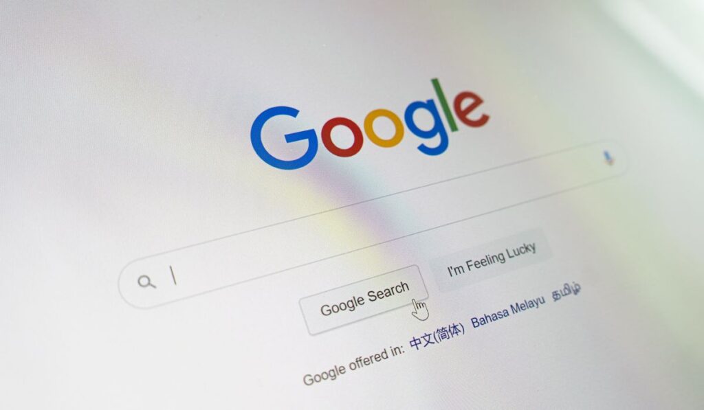 Страница службы поиска Google открыта на экране компьютера крупным планом