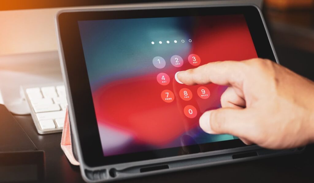 Рука делового человека связывает планшетный компьютер с паролем на экране в офисе