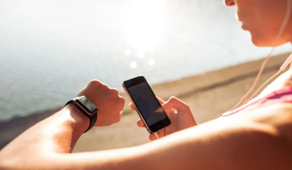 Sportswoman using smart devices