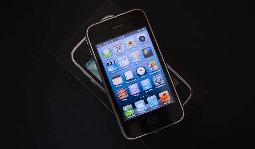 Рабочий Apple iPhone 3GS и коробка с IOS 6