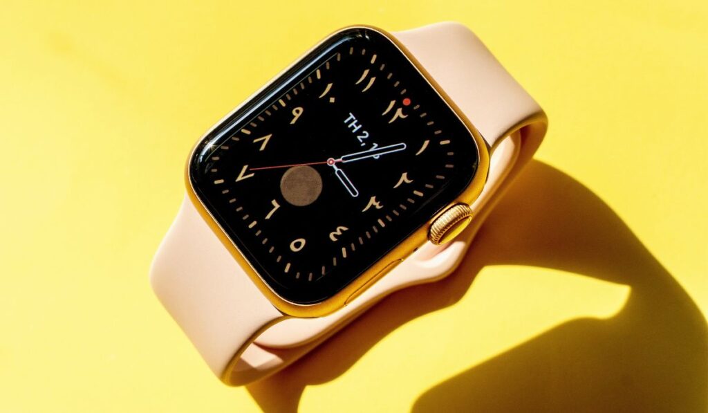 Apple Watch серии 5 золото с розовым ремешком