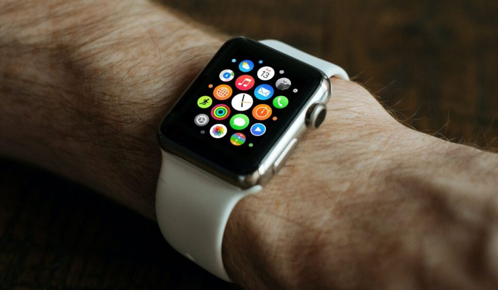 Apple Watch на мужской руке