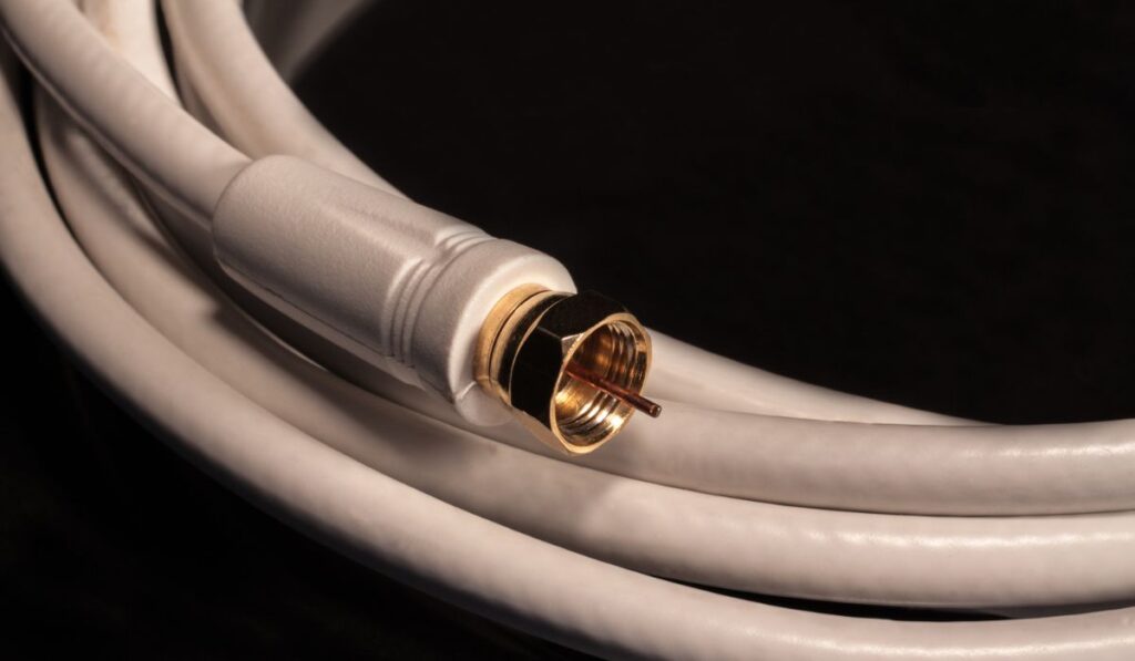 Белый коаксиальный кабель для спутникового видео-аудио соединения