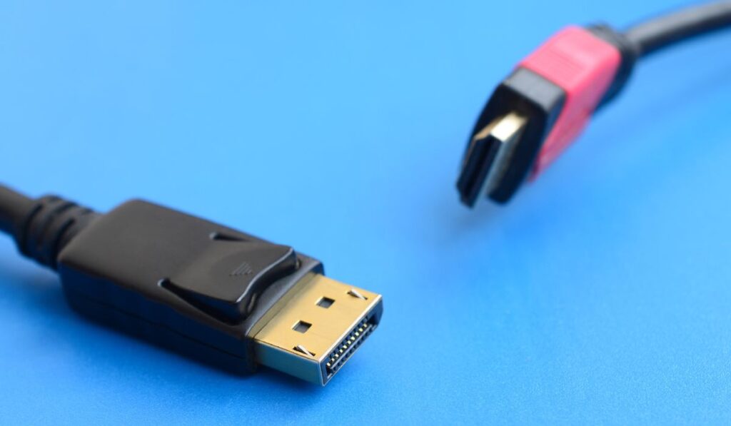 Аудио-видео штекер компьютерного кабеля HDMI и 20-контактный разъем DisplayPort