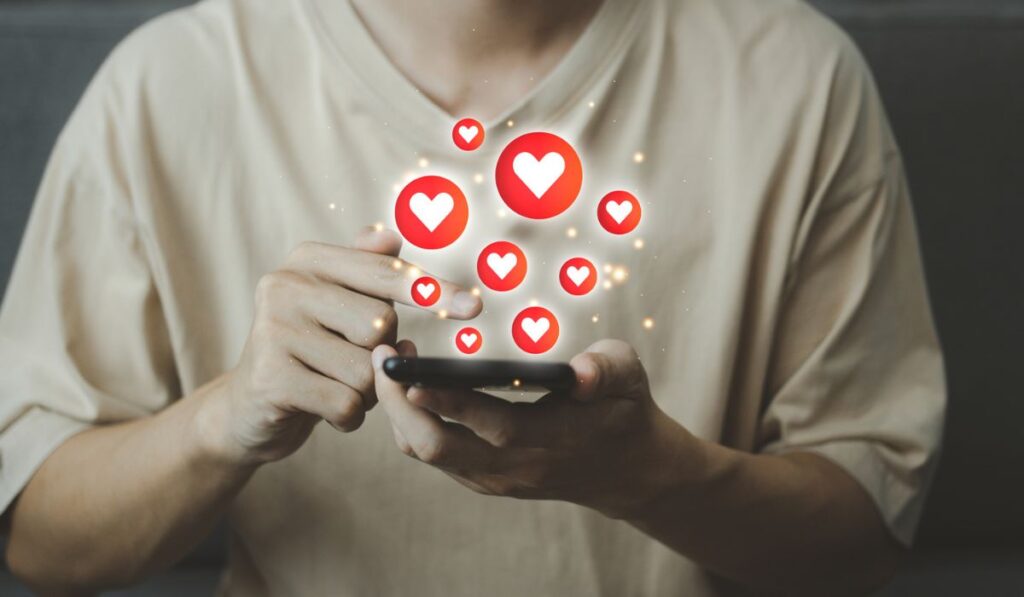 Чат и уведомление на смартфоне с виртуальным значком социальных сетей смайликов красного сердца