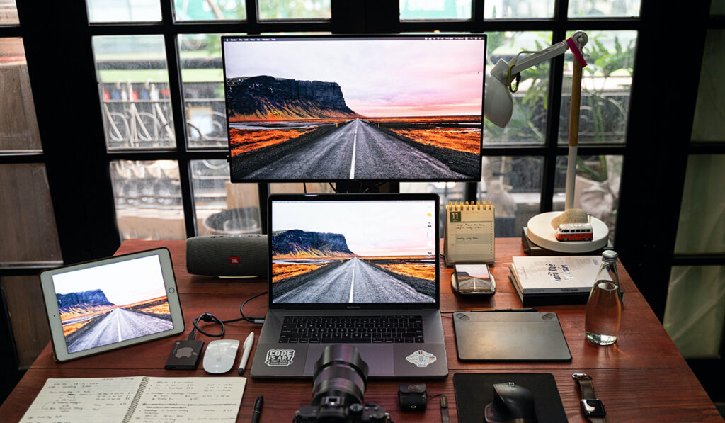 Офисный стол с macbook pro и монитором