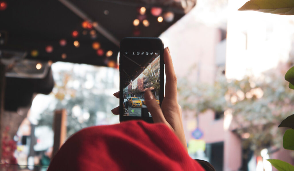 Человек, записывающий оживленную улицу с помощью приложения Instagram