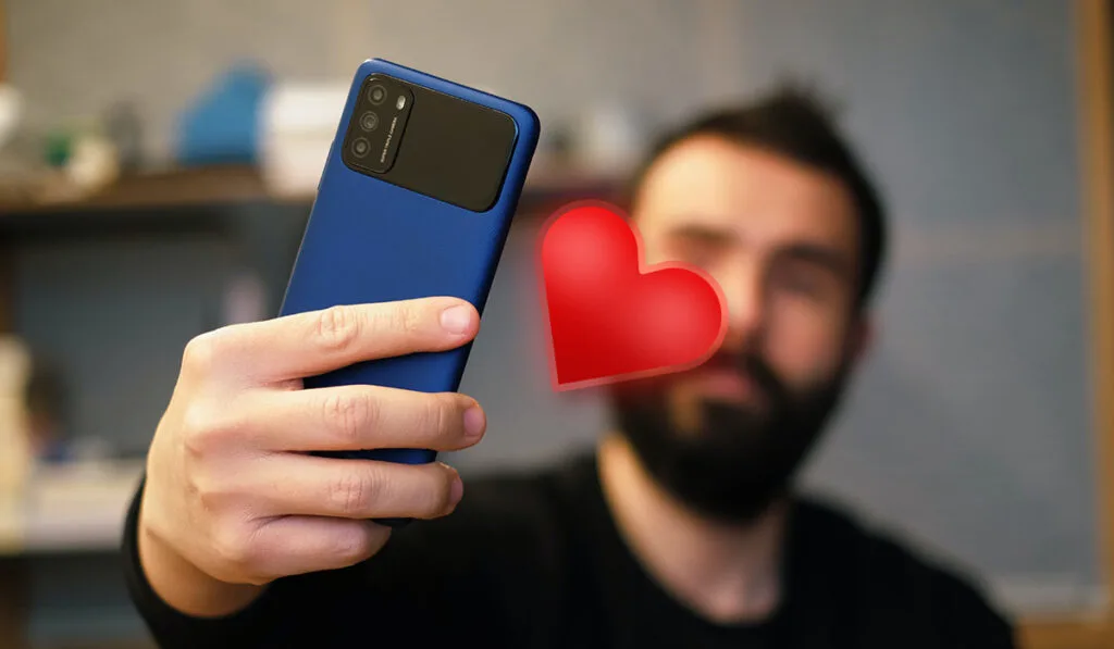 Телефон со смайликом в виде сердца