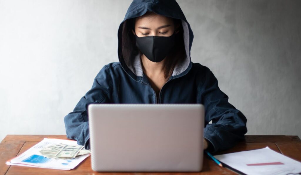 Профессиональные женщины-хакеры в синей рубашке с капюшоном крадут данные с онлайн-компьютера