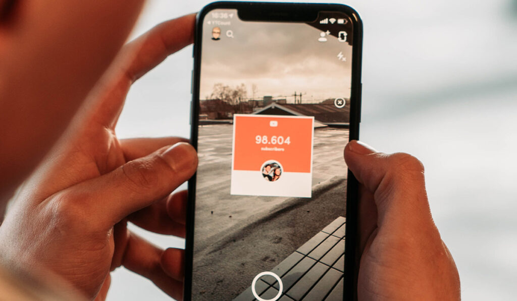 крупный план телефона, показывающий используемое приложение Snapchat в меню камеры