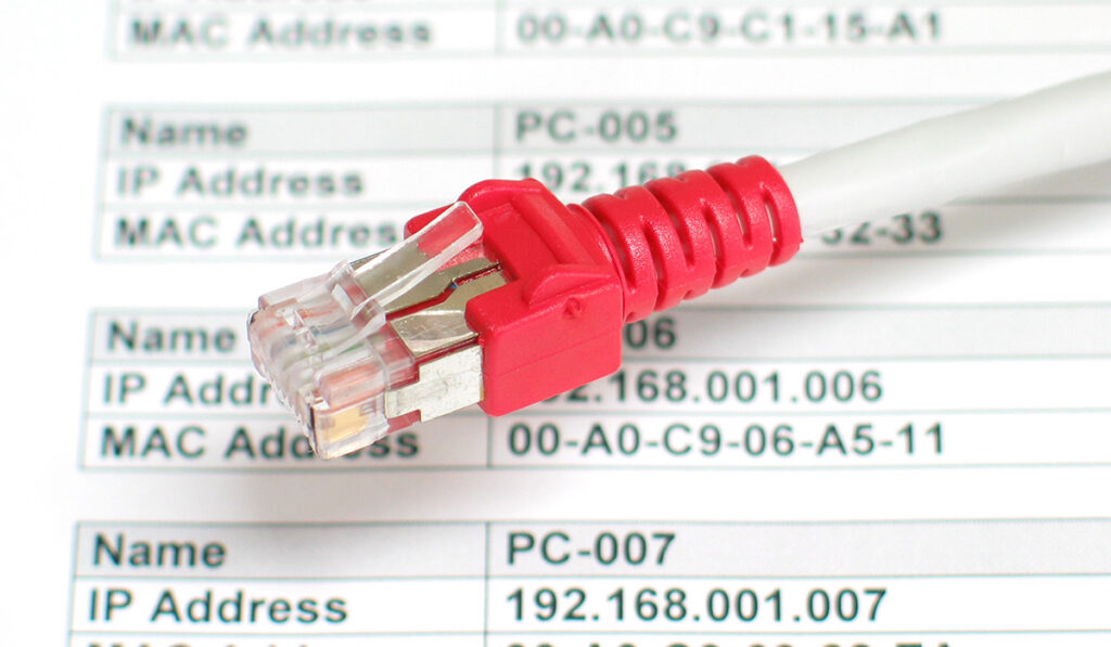 интернет-кабель над листом с разными IP-адресами.jpg
