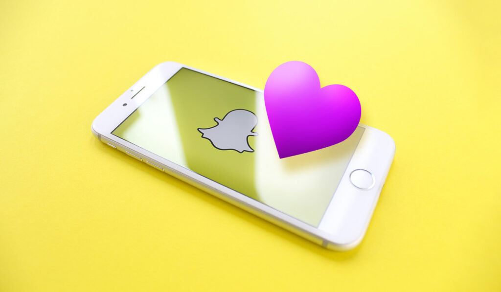 CGI-рендеринг телефона с логотипом Snapchat с фиолетовым сердцем